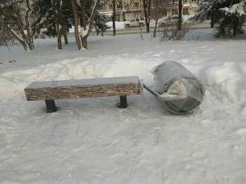 Фото: На бульваре Строителей в Кемерове появились диваны-«валики» 1