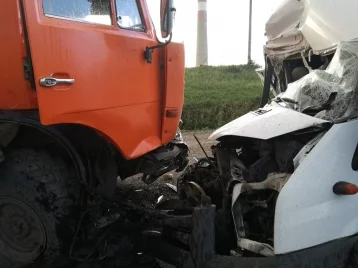 Фото: В Кедровке микроавтобус врезался в КамАЗ 1