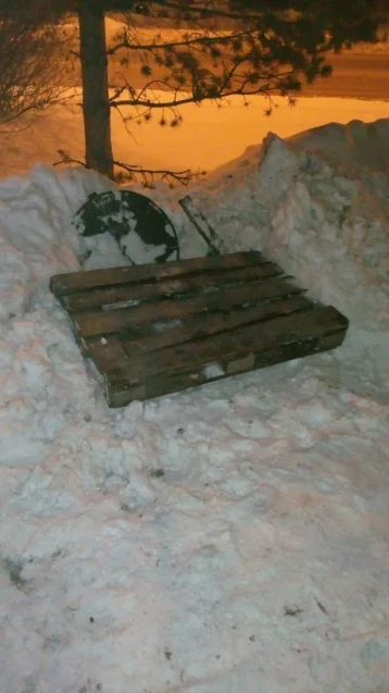 Фото: В Кемерове после уборки снега остались открытые колодцы 2