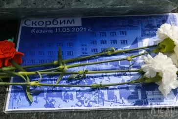 Фото: Кемеровчане несут цветы к мемориалу «Зимней вишни» в память о погибших в Казани 3
