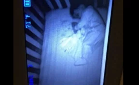 Женщина была шокирована, когда увидела «призрака» в кроватке своего ребёнка 