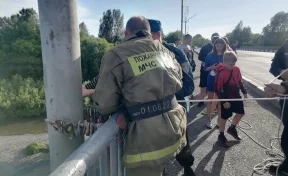 В Кузбассе две девочки застряли на опорной колонне моста: снимать детей пришлось спасателям