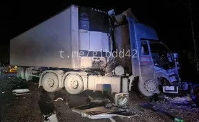 Два человека погибли в столкновении 3 грузовиков на трассе Р-255 в Мариинском округе