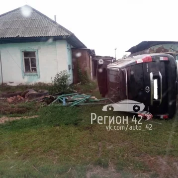 Фото: «Снёс забор и улегся спать»: в сети обсуждают ДТП с Lexus в Кузбассе 1