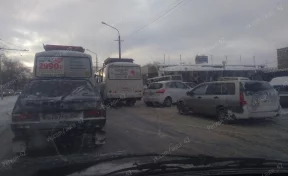 В районе автовокзала в Кемерове затруднено движение из-за ДТП