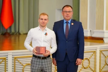 Фото: Илья Середюк вручил областные награды игрокам ХК «Кузбасс» 4