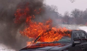 Фото: «Мечтали посмотреть, как горит машина»: трое кузбассовцев угнали и сожгли чужой автомобиль 1