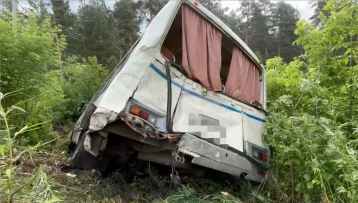 Фото: В Бийске пассажирский автобус после столкновения с грузовиком сбил двух человек на остановке и съехал в кювет 1