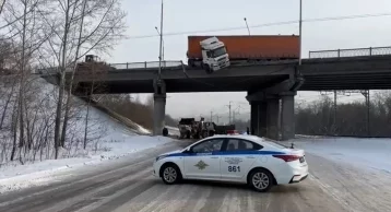 Фото: В ГАИ сообщили подробности ДТП с фурой, повисшей над дорогой в Кузбассе 1