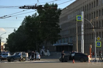 Фото: В центре Кемерова «Нива» опрокинулась после столкновения с BMW 4