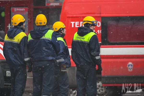 В Кузбассе при пожаре в частном доме полностью сгорел автомобиль