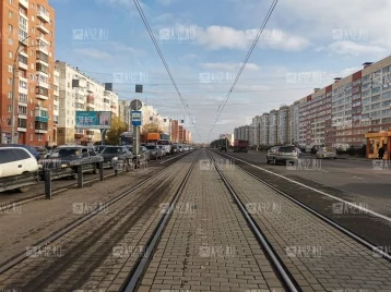 Фото: В Кемерове водитель иномарки объехал гигантскую пробку по трамвайным рельсам: инцидент попал на видео 1