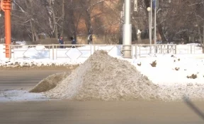 Кемеровчанин пожаловался на кучу снега на дороге, мешающую водителям разъехаться