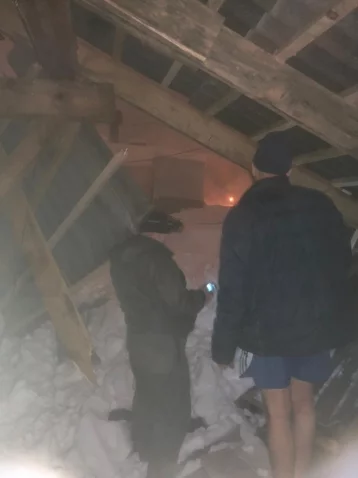 Фото: В Новокузнецке ночью частично обрушилась крыша пятиэтажки 1