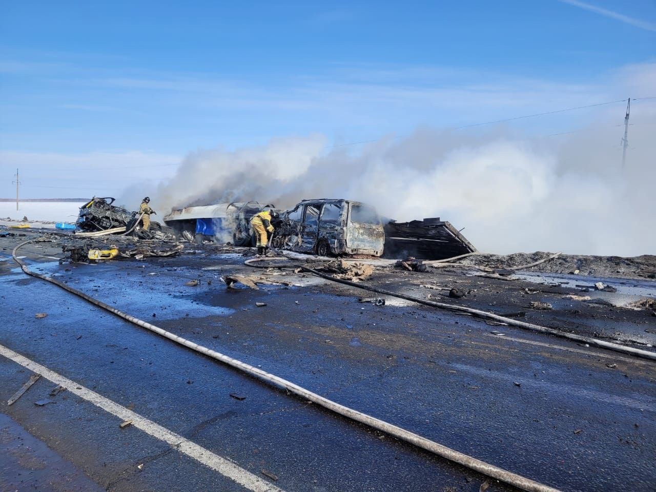 На трассе Тюмень — Омск после ДТП сгорели 2 фуры и легковушка, 5 человек погибли