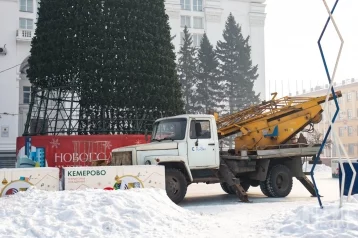 Фото: В Кемерове на площади Советов начали демонтаж новогодней ёлки 1