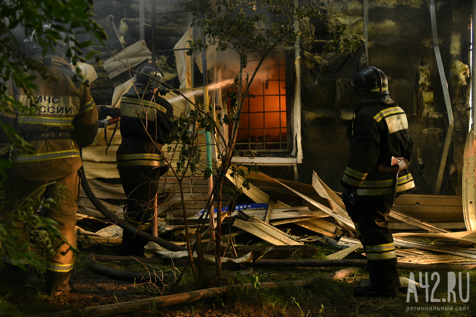 В Кузбассе ночью загорелся дом, гараж и хозпостройка: площадь пожара превысила 150 квадратных метров