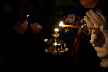 Фото: В Кемерово из храма Рождества Христова в Палестине привезли Вифлеемский огонь 1