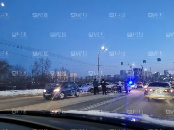Фото: Очевидцы: в Кемерове на улице Терешковой собралась пробка из-за ДТП 1