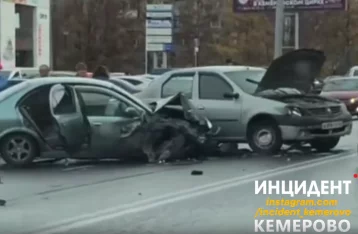 Фото: Опубликовано видео с места серьёзного тройного ДТП на Октябрьском в Кемерове 1