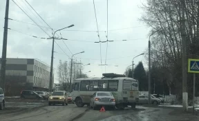 В Кемерове столкнулись легковой автомобиль и маршрутка
