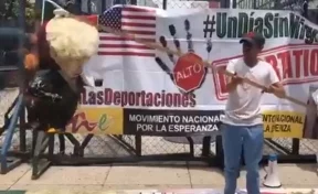 В Мехико у посольства США активисты сожгли чучело Трампа