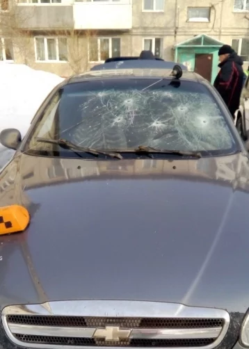 Фото: В Кузбассе мужчина разбил чужую машину из-за мести 1