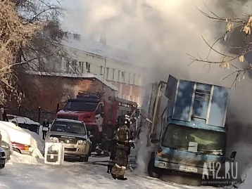 Фото: В Кемерове полыхал грузовик, припаркованный под окнами дома: пожарным пришлось вскрывать балкон 7