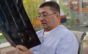 «Нам подсовывают теорию «единой вспышки»: Мясников усомнился в китайском происхождении коронавируса