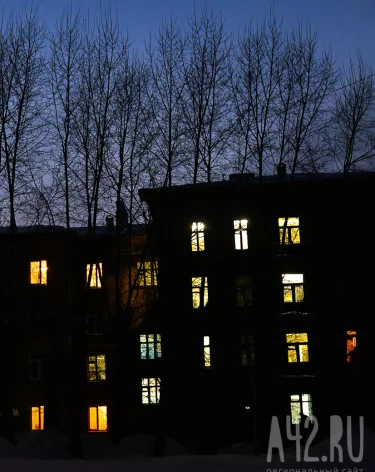 Соцсети: подростки выломали стеклянную дверь подъезда в Кемерове