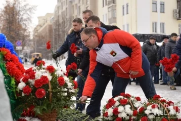 Фото: В Кемерове состоялось торжественное возложение цветов к Мемориалу Славы воинов-кузбассовцев 3