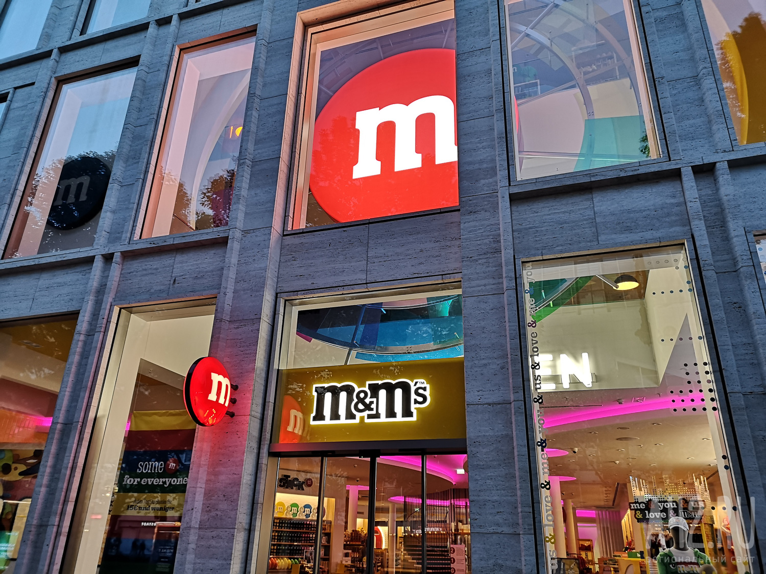 В США на фабрике M&M's двое рабочих упали в чан с шоколадом 