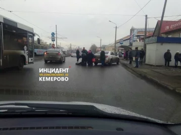 Фото: Соцсети: на Кузнецком проспекте в Кемерове иномарка сбила пенсионерку 1
