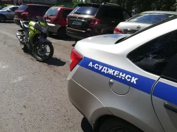 Фото: В Кузбассе инспекторы ГИБДД задержали 16-летнего подростка на мотоцикле. На место вызвали его маму 1