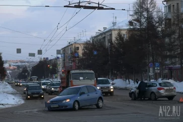 Фото: Два автомобиля столкнулись на перекрёстке в Кемерове вечером 5 марта 1