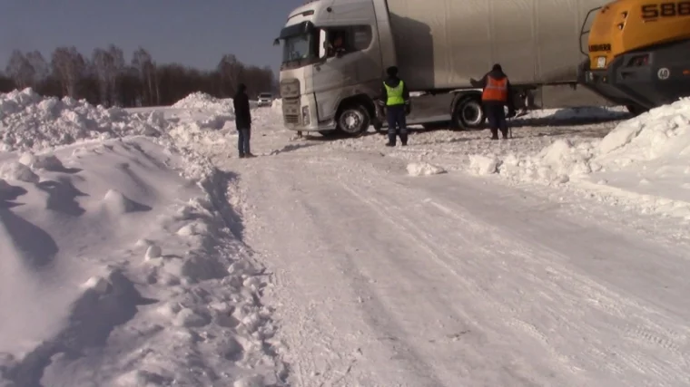 Фото: В Кузбассе сотрудники ГИБДД помогли водителю из Кировской области 2
