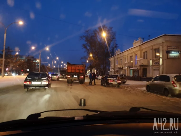 Фото: ДТП с КамАЗом заблокировало движение на Кузнецком проспекте в Кемерове 2