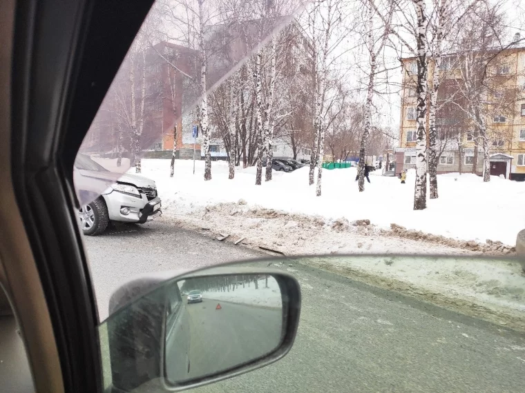 Фото: В Кемерове у попавшего в ДТП автомобиля оторвало дверь 2
