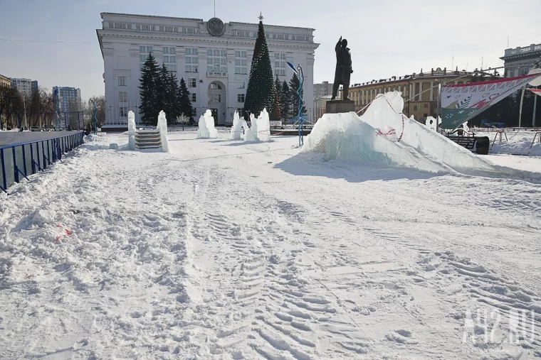 Фото: В Кемерове начали разбирать ледовый городок на площади Советов 5