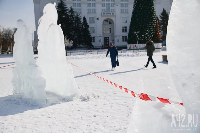 Фото: В Кемерове начали разбирать ледовый городок на площади Советов 6