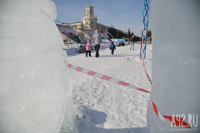 Фото: В Кемерове начали разбирать ледовый городок на площади Советов 7