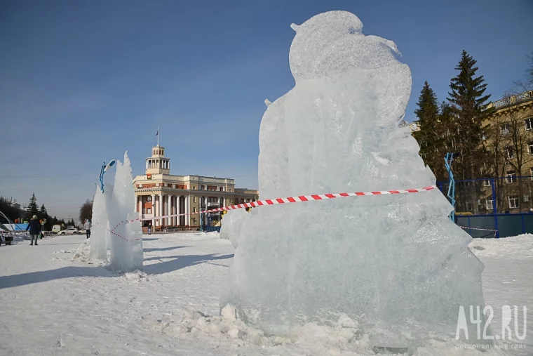 Фото: В Кемерове начали разбирать ледовый городок на площади Советов 8