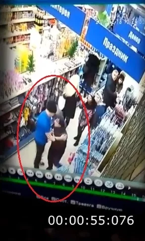 Фото: Видео избиения посетителей кемеровского магазина охранником появилось в Сети 2
