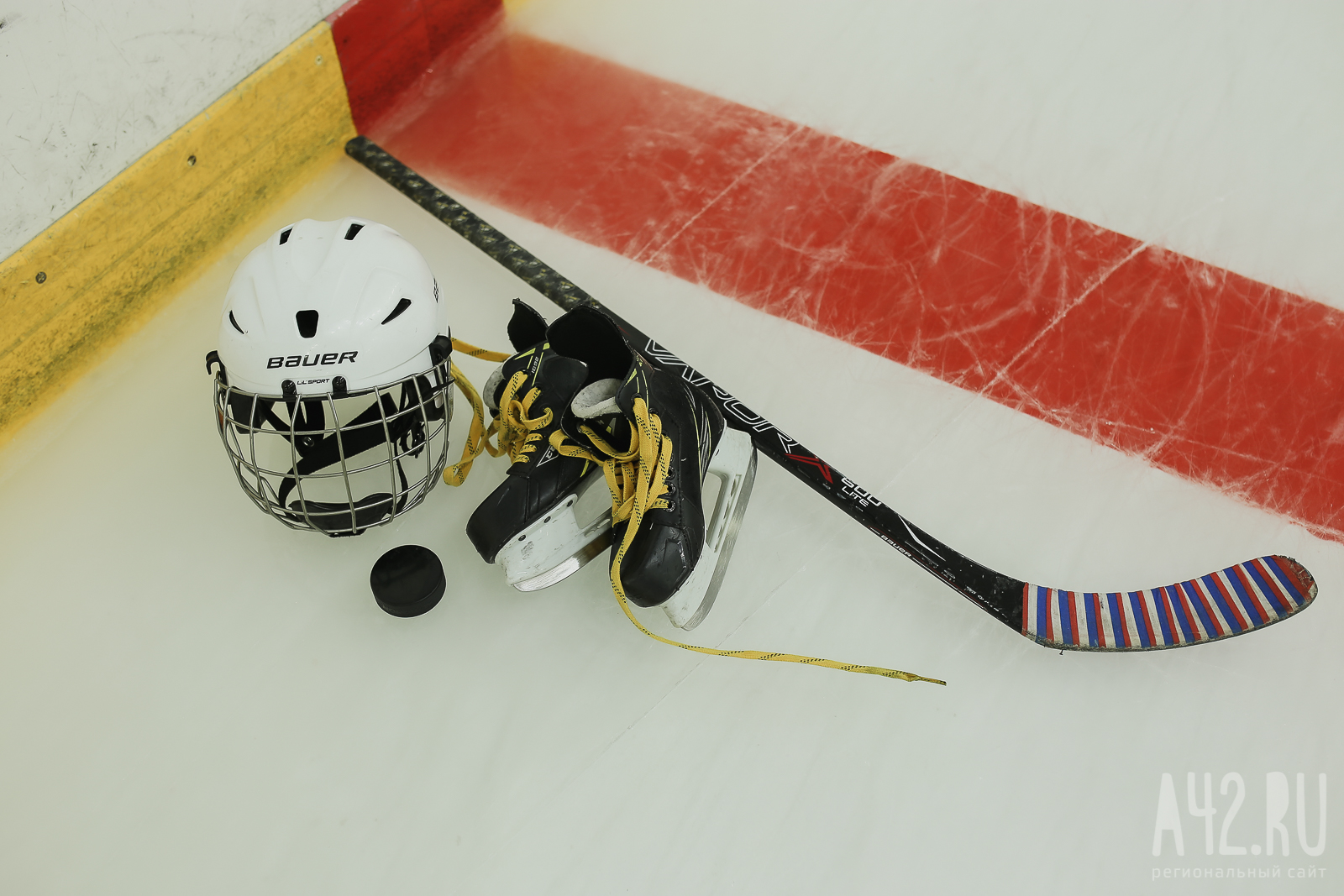 Судья юношеского матча, разнимая дерущихся хоккеистов, ударил подростка головой об лёд в Москве