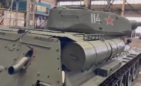 В Новокузнецке танк Т-34 сняли с постамента на площади Побед