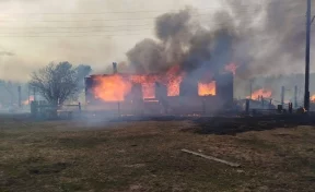 В деревне под Красноярском мужчина поджёг дома соседей, отогревая водопровод на своём участке
