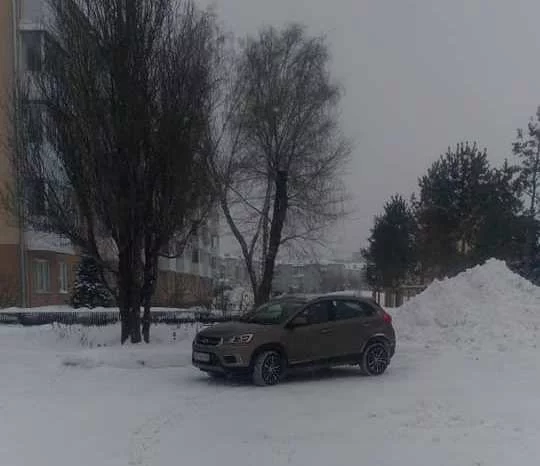 Фото: Кемеровчан возмутила машина, припаркованная возле Парка Ангелов 2