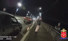 Полицейские и прохожий спасли женщину, стоявшую за перилами моста в Новокузнецке