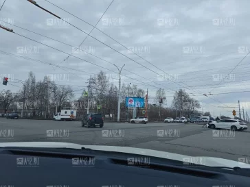 Фото: Очевидцы: в Кемерове на перекрёстке произошли два ДТП из-за светофора, он разом показал красный и зелёный 2