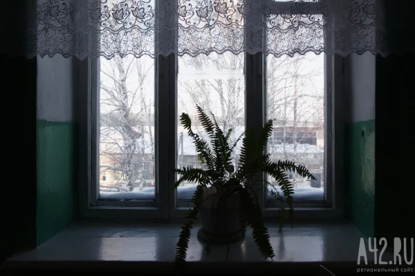 Кемеровчане пожаловались на рухнувший из-за снега балкон: власти ЧП опровергли